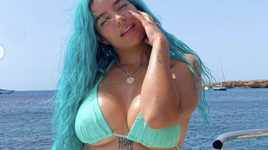 fotos virales! karol g encendio instagram con fotos en un sensual bikini y sobrepasa los 4 millones de me gustas
