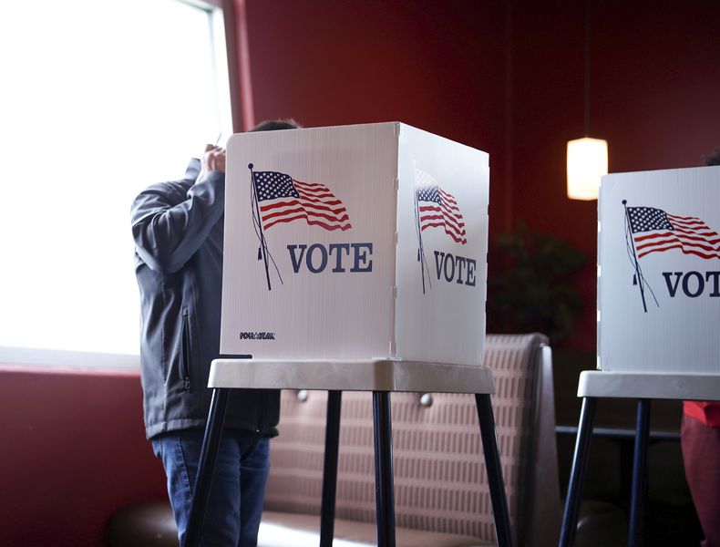 Unas personas emiten sus votos el día de las elecciones de Estados Unidos, el martes 5 de noviembre de 2024, en Ames, Iowa. (AP Foto/Bryon Houlgrave)