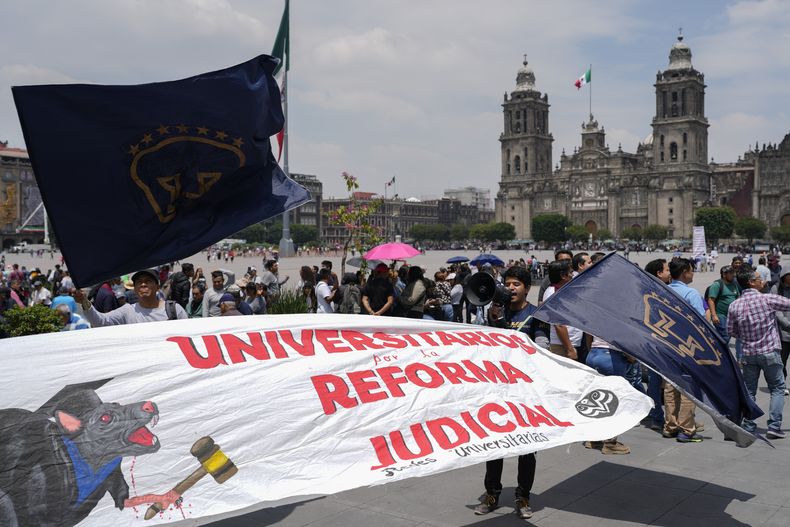 ARCHIVO - Partidarios llegan para asistir a una manifestación a favor de la reforma judicial propuesta por el gobierno frente al edificio de la Corte Suprema en Ciudad de México, el 5 de septiembre de 2024. (AP Foto/Eduardo Verdugo, Archivo)