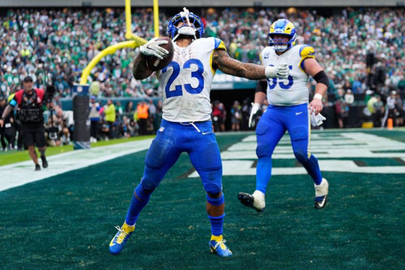 El corredor de los Rams de Los Ángeles Kyren Williams celebran tras anotar un touchdown ante los Eagles de Filadelfia el domingo 4 de octubre del 2026. (AP Foto/Chris Szagola)