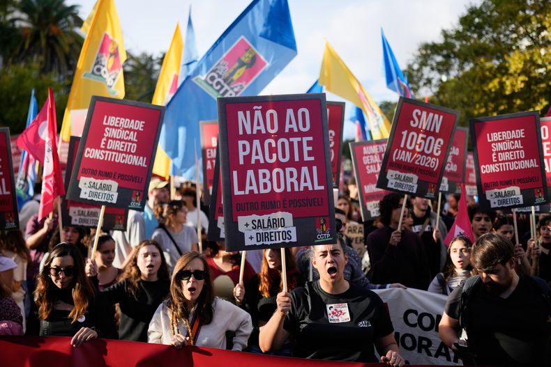 La protesta contra la reforma laboral en Lisboa, Portugal, el 8 de noviembre del 2025. (AP foto/Armando Franca)