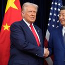 El presidente estadounidense Donald Trump, a la izquierda, y el presidente chino Xi Jinping se dan la mano antes de su reunión previa a la cumbre en el Aeropuerto Internacional de Gimhae, el jueves 30 de octubre de 2025, en Busan, Corea del Sur. (AP Foto/Mark Schiefelbein) El presidente estadounidense Donald Trump, a la izquierda, y el presidente chino Xi Jinping se dan la mano antes de su reunión previa a la cumbre en el Aeropuerto Internacional de Gimhae, el jueves 30 de octubre de 2025, en Busan, Corea del Sur. (AP Foto/Mark Schiefelbein)