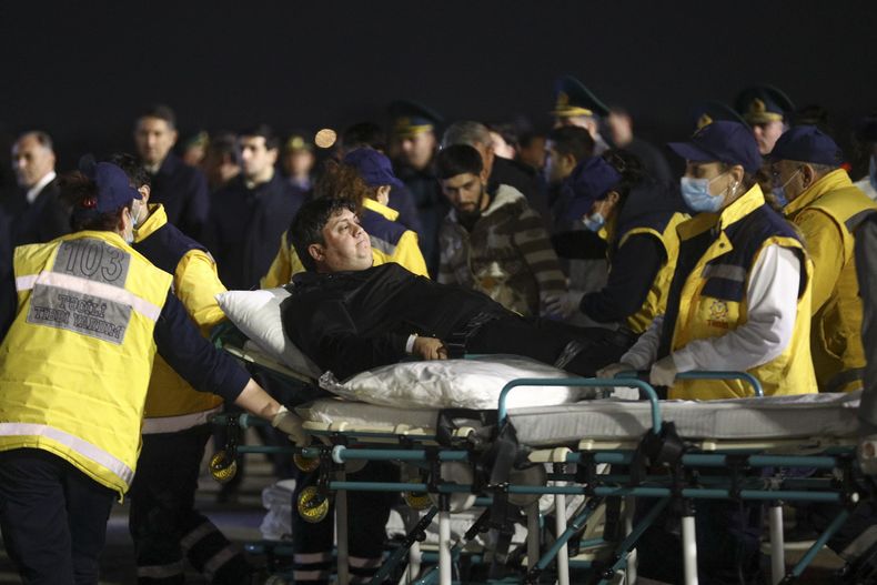 Varios pasajeros heridos del avión de Azerbaijani Airlines que se estrelló cerca de la ciudad kazaja de Aktau, son transportados desde un avión hospital en el Aeropuerto Internacional Heydar Aliyev en las afueras de Bakú, Azerbaiyán, el jueves 26 de diciembre de 2024. (AP Photo)