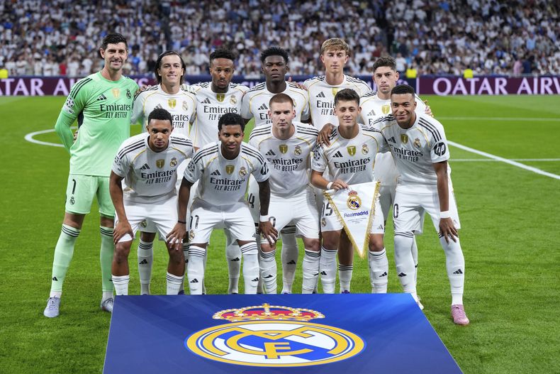 Los jugadores del Real Madrid posan para fotos previo al partido contra el Olympique de Marsella en la Liga de Campeones, el martes 16 de septiembre de 2025, en Madrid. (AP Foto/Manu Fernández)