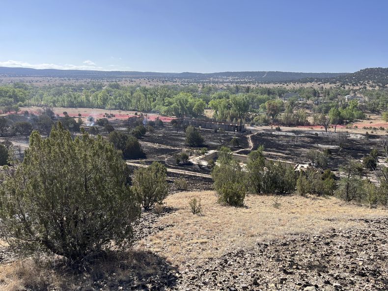 En esta fotografía cortesía del Sitio Histórico de Fort Stanton se pueden observar los daños que provocó un incendio forestal que afectó a varias estructuras histórica de Fort Stanton, el lunes 26 de mayo de 2025, en Fort Stanton, Nuevo México. (Oliver Horn/Sitio Histórico de Fort Stanton vía AP)
