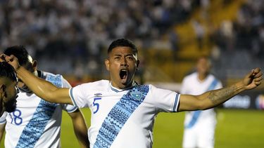 Petro Altan, de Guatemala, festeja tras anotar el segundo tanto ante El Salvador en un encuentro de la Liga de Naciones de la CONCACAF, el jueves 7 de septiembre de 2023 (AP Foto/Moisés Castillo)