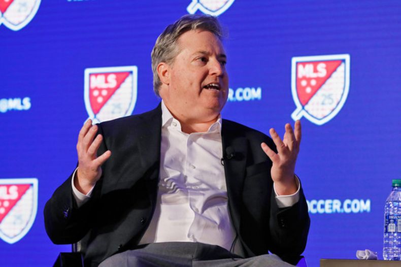 El propietario principal de Los Angeles FC, Larry Berg, hace un gesto durante una entrevista en el evento de inauguración de la vigésima quinta temporada de la MLS en Nueva York, el 26 de febrero de 2020. (Foto AP/Richard Drew, Archivo)