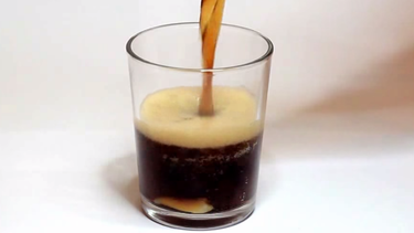 americateve | Refrescos y otras bebidas no alcohólicas no contribuyen a una vida sana y saludable. Está más que comprobado el mal que las sodas pueden causar en nuestro cuerpo.