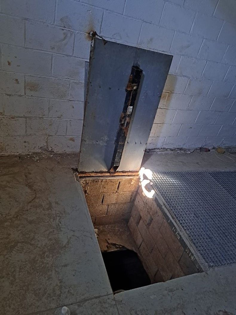 En esta imagen, distribuida por la Guardia Civil, vista de una entrada a un túnel que une Marruecos con el enclave español de Ceuta, en el norte de África, en Ceuta, España, el 20 de febrero de 2025. (Guardia Civil vía AP)