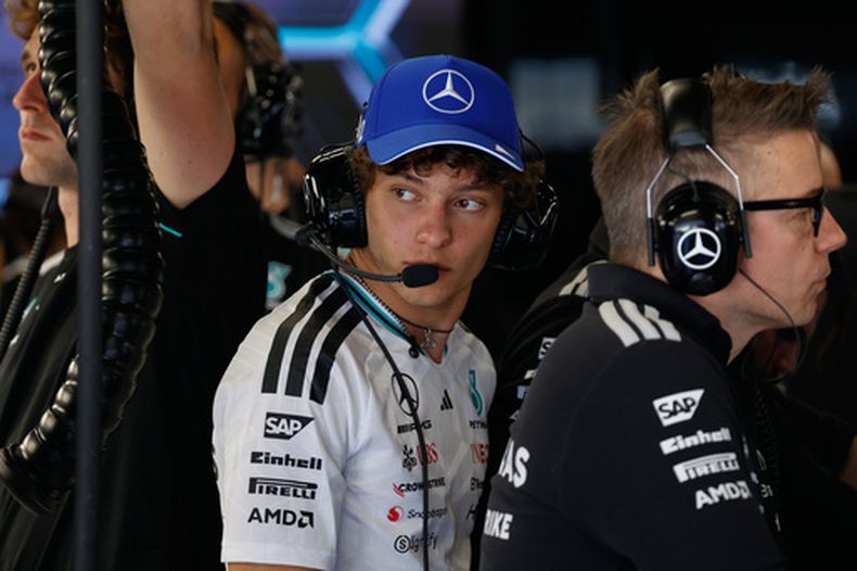El italiano Andrea Kimi Antonelli, de la escudería Mercedes, sigue las acciones desde los pits en el Gran Premio de Barcelona Catalunya, el viernes 12 de junio de 2026, en Montmeló, cerca de Barcelona, España. (AP Foto/Joan Monfort)