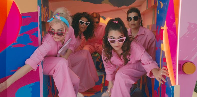 En esta imagen proporcionada por Warner Bros. Pictures, de izquierda a derecha, Margot Robbie, Alexandra Shipp, Michael Cera, Ariana Greenblatt y America Ferrera en una escena de Barbie. (Warner Bros. Pictures vía AP)