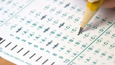 americateve | En medio de la confusión que están generando los nuevos exámenes que tienen que tomar los estudiantes en este ano académico muchas son las preguntas al respecto.