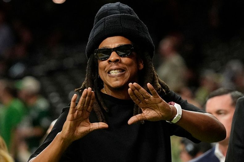 ARCHIVO - Foto del 9 de febrero del 2025 del rapero Jay-Z haciendo un gesto antes del Super Bowl 59. (AP Foto/Frank Franklin II, Archivo)