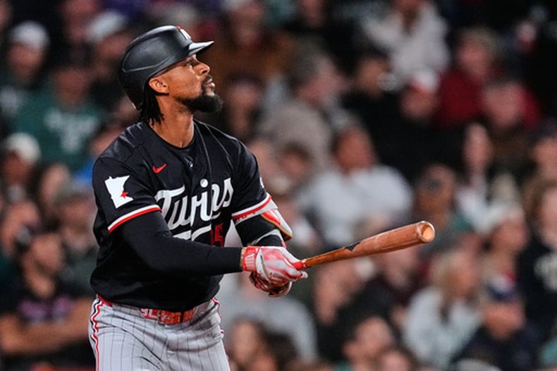 Byron Buxton, de los Mellizos de Minnesota, batea un jonrón de dos carreras ante los Medias Rojas de Boston, el viernes 22 de mayo de 2026 (AP Foto/Charles Krupa)