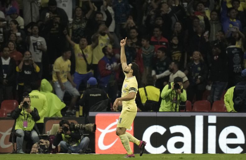Henry Martín del América celebra tras anotar el primer gol de su equipo ante Pumas en la Liga MX, el sábado 22 de abril de 2023. (AP Foto/Moisés Castillo)