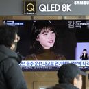 Una pantalla de televisión muestra una imagen de archivo de la fallecida actriz sudcoreana Kim Sae-ron durante noticiero en la estación de tren de Seúl, Corea del Sur, el miércoles 19 de febrero de 2025. (Foto AP/Ahn Young-joon)