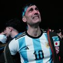Un hincha argentino llora la derrota de la selección de su país ante España en la final mundialista, tras mirar el partido en Buenos Aires, el domingo 19 de julio de 2026 (AP Foto/Gustavo Garello)