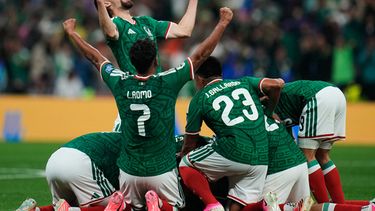 Los jugadores de la selección de México festejan su segundo tanto ante Ecuador en el partido de dieciseisavos de final de la Copa del Mundo disputado ante Ecuador el martes 30 de junio de 2026 (AP Foto/Ricardo Mazalan)