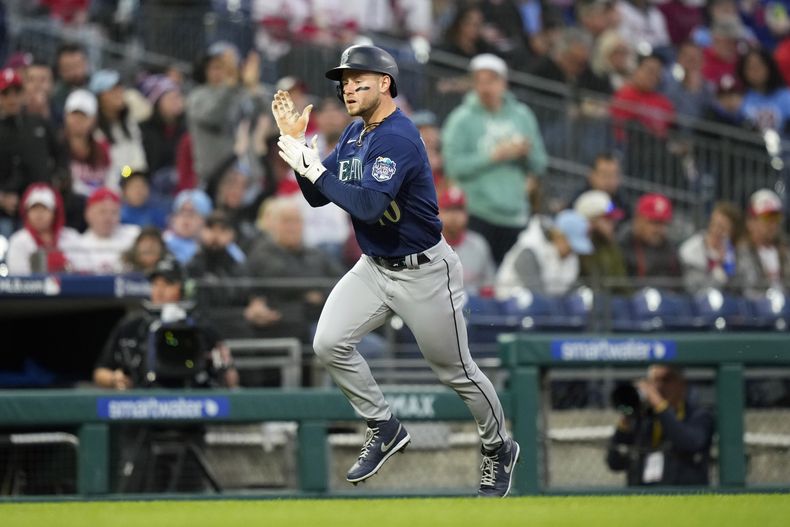 Jarred Kelenic de los Marineros de Seattle reacciona tras conectar un jonrón frente al abridor de los Filis de Filadelfia Bailey Falter en el quinto episodio del encuentro del martes 25 de abril del 2023. (AP Foto/Matt Slocum)