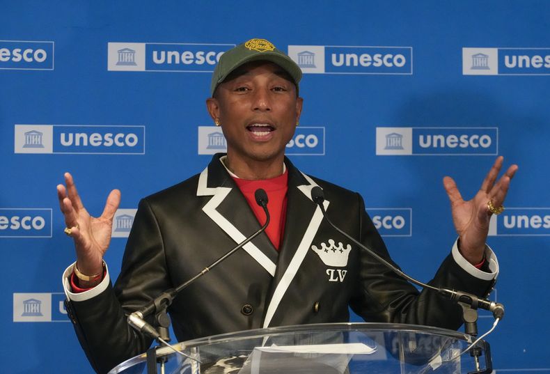 Pharrell Williams hace un gesto mientras habla después de ser nombrado Embajador de Buena Voluntad de la UNESCO para las Artes, la Educación y el Emprendimiento en la sede de la UNESCO en París, el martes 17 de diciembre de 2024. (Foto AP/Michel Euler)