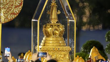 La procesión por las reliquias de Buda en Bangkok, Tailandia, el 4 de diciembre del 2024. (AP foto/Sakchai Lalit)