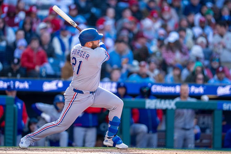 Jake Burger, de los Rangers de Texas, pega un jonrón de dos carreras en el duelo del sábado 28 de marzo de 2026 ante los Filis de Filadelfia (AP Foto/Chris Szagola)