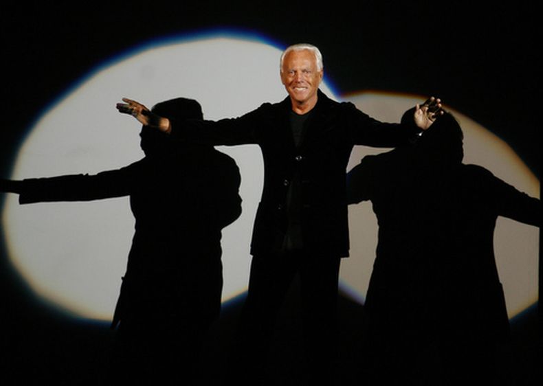 ARCHIVO - Giorgio Armani recibe aplausos tras presentar su colección de moda masculina Emporio para la temporada otoño-invierno 2007-2008, durante la Semana de la Moda Masculina de Milán, en Milán, Italia, el lunes 15 de enero de 2007. (Foto AP/Luca Bruno, archivo)