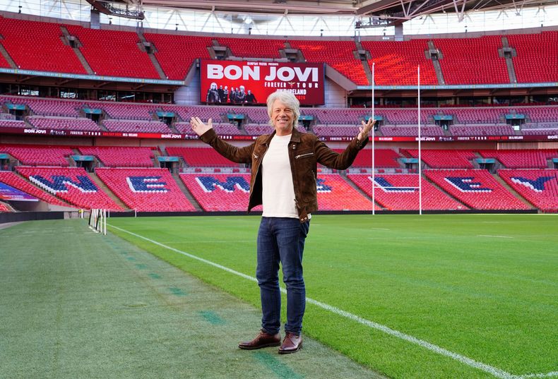 El cantante Jon Bon Jovi posa para una foto en una conferencia de prensa en el estadio de Wembley para hacer un anuncio y promocionar su nuevo álbum de colaboraciones, Forever, en el norte de Londres, el viernes 24 de octubre de 2025. (Ian West/PA via AP)