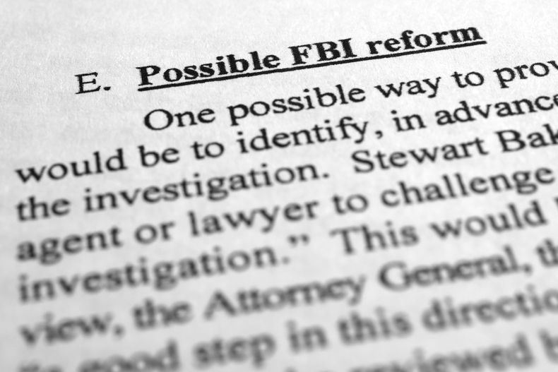 En esta fotografía del lunes 15 de mayo de 2023 se ve una página del informe final del fiscal especial John Durham, la culminación de una investigación de cuatro años en torno a los orígenes de la pesquisa del FBI sobre los nexos entre Rusia y la campaña presidencial de Donald Trump en 2016. (AP Foto/Jon Elswick)