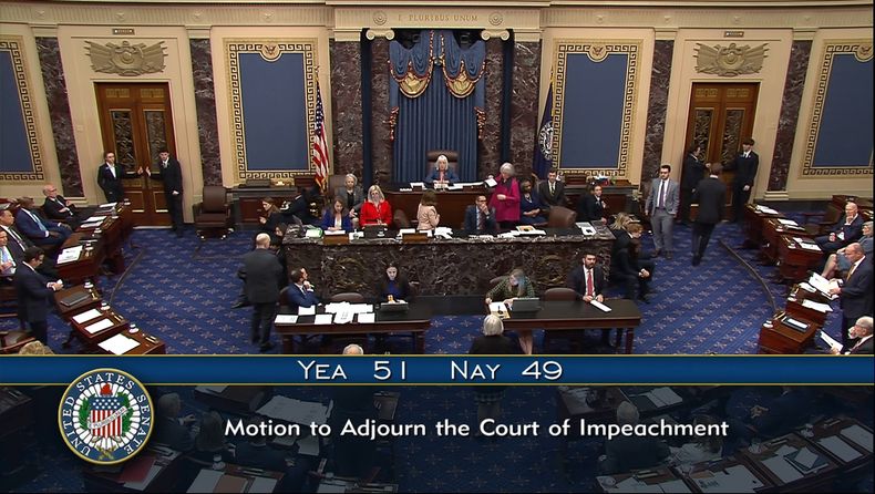 En esta imagen de un video de la Televisión del Senado, la senadora Patty Murray, que preside mientras el Senado funge como corte de juicio político, anuncia los resultados para desestimar un cargo del proceso de juicio político contra el secretario de Seguridad Nacional, Alejandro Mayorkas, en el recinto del Senado, en el Capitolio, Washington, el miércoles 17 de abril de 2024. (Televisión del Senado vía AP)