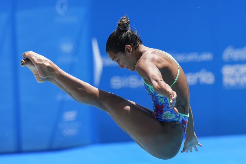 La colombiana Diana Pineda compite en el trampolín de un metro durante los Juegos Centroamericanos y del Caribe, el sábado 1 de julio de 2023 en San Salvador (AP Foto/Arnulfo Franco)