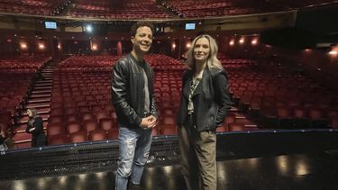 Justin Guarini, a la izquierda, y Briga Heelan, estrellas del musical Once Upon a One More Time, posan para una foto en el Teatro Marquis de Nueva York el 7 de junio de 2023. (Foto AP/John Carucci)
