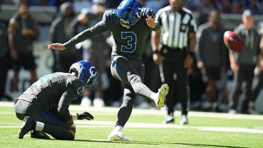El pateador de los Colts de Indianápolis Spencer Shrader patea un gol de campo en el encuentro ante los Texans de Houston el domingo 27 de septiembre del 2026. (AP Foto/Jeff Roberson)