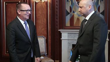 americateve | El subsecretario general de las Naciones Unidas para los Asuntos Pol&iacute;ticos Jeffrey Feltman, izquierda, con el presidente ucraniano en funciones Oleksandr Turchynov en Kiev, Ucrania, el mi&eacute;rcoles 7 de mayo del 2014. (Foto AP/Sergei Chuzavkov)