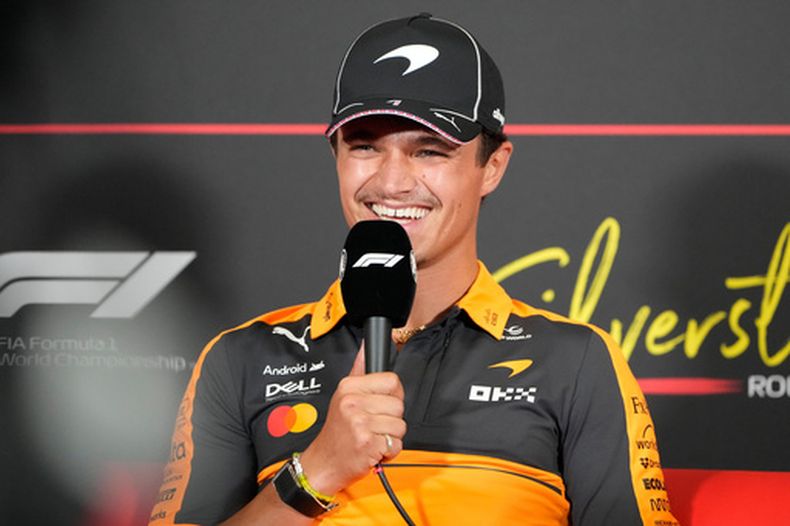 El británico Lando Norris de McLaren asiste a la conferencia de prensa antes del Gran Premio Británico el jueves 2 de julio del 2026. (AP Foto/Darko Bandic)