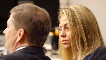 ARCHIVO - La agente de policía de Dallas despedida, Amber Guyger, mira a su abogado antes de la audiencia en su juicio por asesinato en Dallas, el 25 de septiembre de 2019. (Tom Fox/The Dallas Morning News vía AP, Pool, archivo)