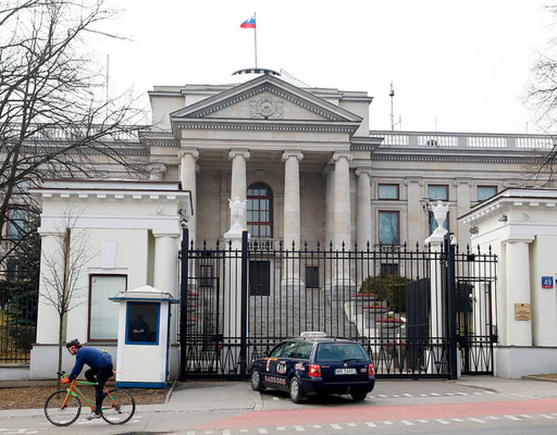 ARCHIVO - Un taxi, frente a la entrada de la embajada de Rusia en Varsovia, Polonia, el 26 de marzo de 2018. (AP Foto/Czarek Sokolowski, archivo)