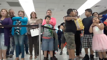 cubanos desesperados en aeropuerto de miami, tras no saber nada de sus familiares recien llegados de la isla
