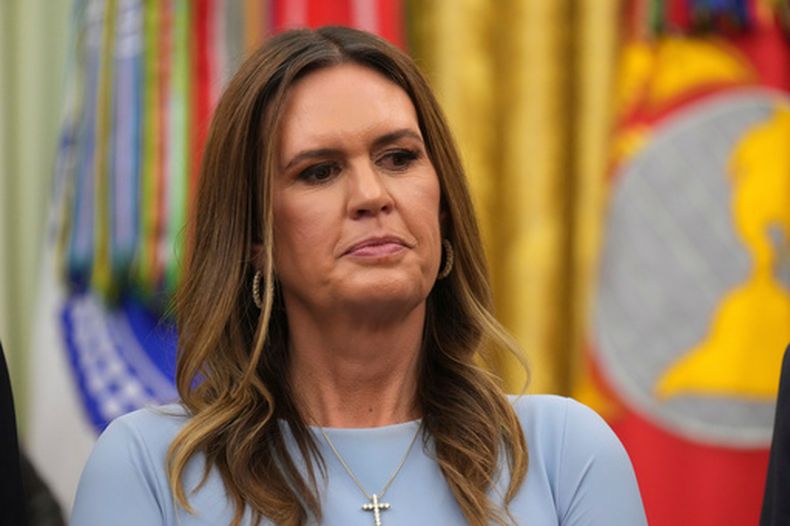 La gobernadora de Arkansas, Sarah Huckabee Sanders, escucha al presidente de Estados Unidos, Donald Trump, habla durante un evento sobre salud en la Oficina Oval de la Casa Blanca, el viernes 18 de septiembre de 2026, en Washington. (AP Foto/Jacquelyn Martin)