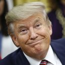 Trump dona salario al combate a la adicción de opioides