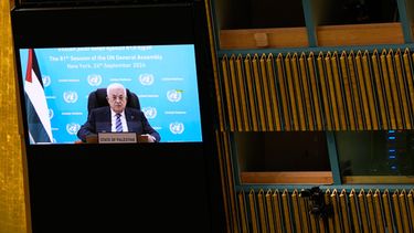 El presidente palestino Mahmud Abás habla por video ante la Asamblea General de las Naciones Unidas el 24 de septiembre del 2026. (AP foto/Seth Wenig)