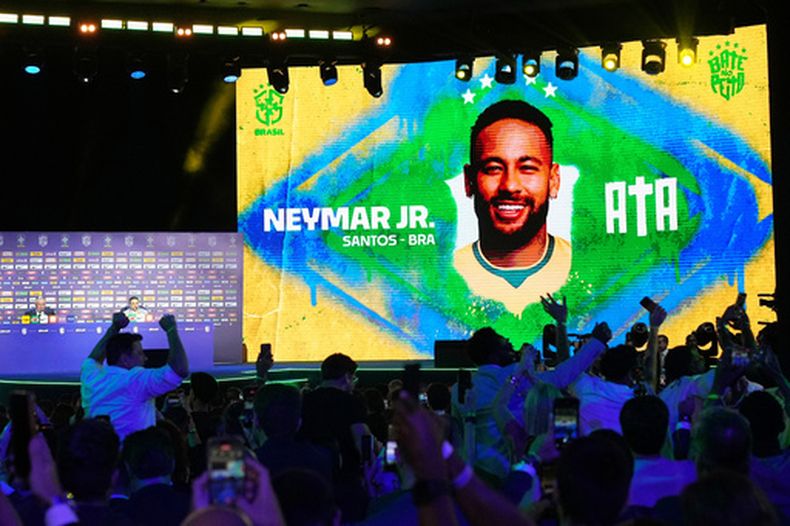 Una imagen de Neymar aparece al ser nombrado por el entrenador de Brasil Carlo Ancelotti para la selección que disputará la Copa Mundial el lunes 18 de mayo del 2026. (AP Foto/Silvia Izquierdo)