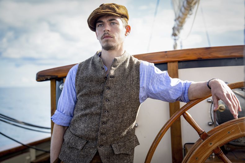 En esta imagen proporcionada por Lionsgate, Hero Fiennes Tiffin en una escena de The Ministry of Ungentlemanly Warfare. (Daniel Smith/Lionsgate via AP)
