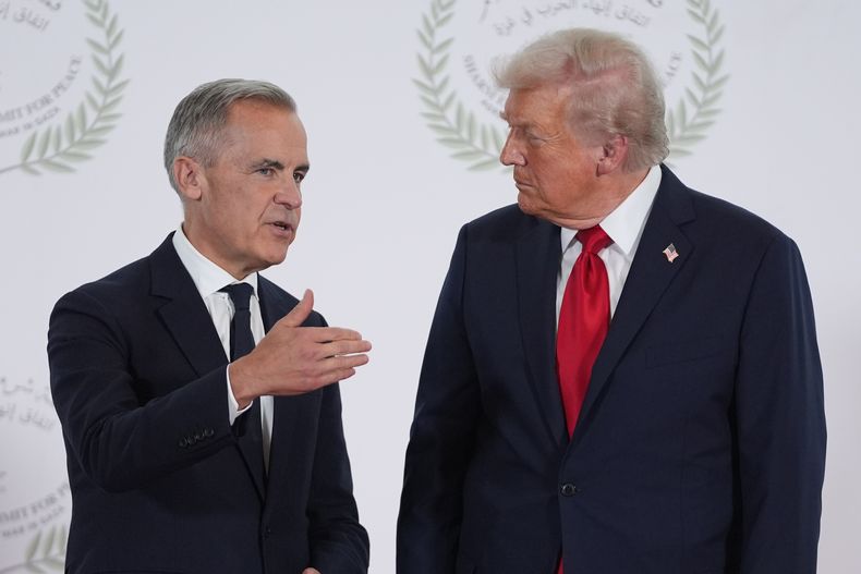 El presidente estadounidense Donald Trump (derecha) conversa con el primer ministro canadiense Mark Carney en una cumbre en apoyo al fin de la guerra entre Israel y Hamás en Gaza, tras un importante acuerdo de cese el fuego, el lunes 13 de octubre de 2025, en Sharm El Sheikh, Egipto. (AP Foto/Evan Vucci, foto compartida)