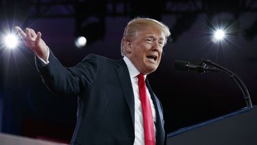 AP Verifica: Trump tergiversa mecánica de sorteo de visas