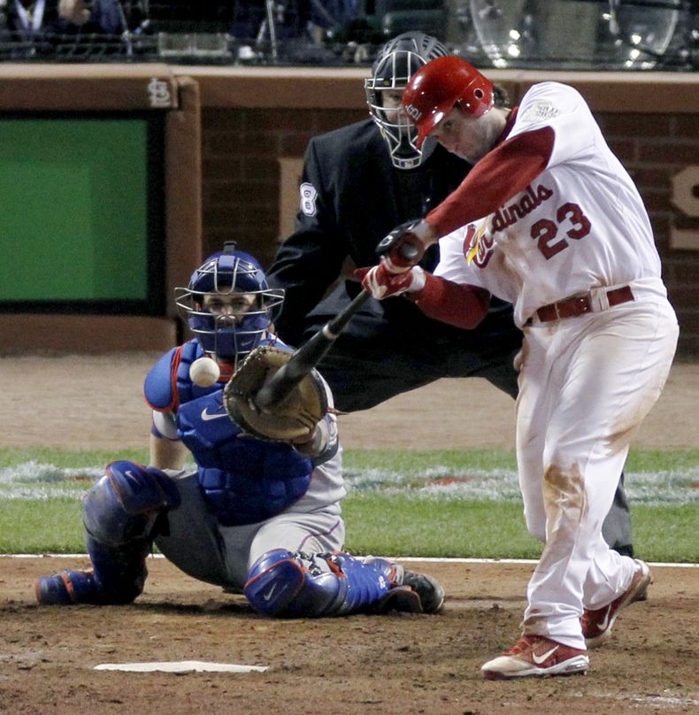 El jugador de los Cardenales de San Luis, David Freese, batea en la Serie Mundial el 27 de octubre de 2011 en San Luis. Freese fue canjeado a los Angelinos de Los Angeles el viernes, 22 de noviembre de 2013. (AP Photo/Jeff Roberson, File)