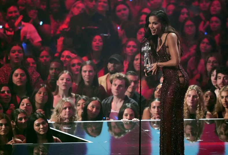 Anitta recibe el premio a mejor video de música latina por Mil Veces durante su presentación en los Premios MTV a los Videos Musicales el miércoles 11 de septiembre de 2024 en el UBS Arena de Elmont, Nueva York. (Foto Charles Sykes/Invision/AP)