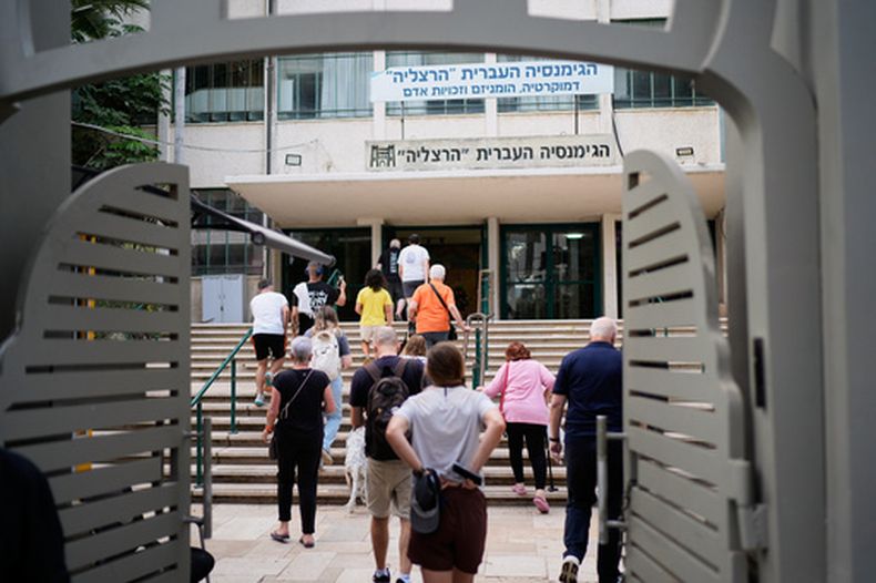 Una escuela que funge como centro de votación en Tel Aviv, Israel, el 27 de octubre del 2026. (AP foto/David Goldman)