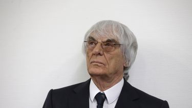 americateve | El jefe de la F&oacute;rmula Uno, Bernie Ecclestone, arriba a su audiencia en la corte regional de Munich, Alemania, martes 5 de agosto de 2015. La corte alemana desisti&oacute; de juzgar a Bernie Ecclestone por sobornos a cambio de un pago de 100 millone
