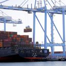 EEUU: déficit comercial cae en noviembre a 43.100 millones